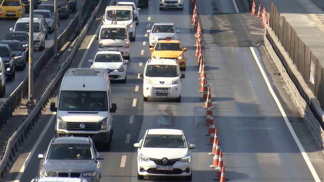 Bakırköy'de 'Beyaz yol' trafiği! Uzun araç kuyrukları oluştu 3